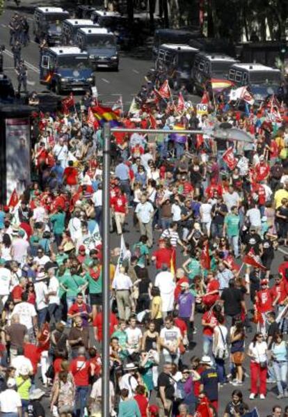 Vista de la calle Génova, cortada por la Policía Nacional, desde la plaza de Colón donde finalizó la Marcha a Madrid.