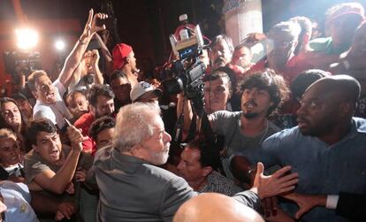 Lula sale de su sindicato en Sao Bernardo do Campo, este sábado.