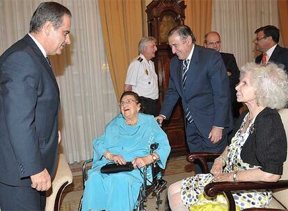 La ganadora de la medalla de oro al trabajo, Pilar Garca Alonso, el viernes con la Duquesa de Alba y el ministro de Trabajo, Celestino Corbacho.