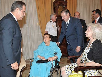 La ganadora de la medalla de oro al trabajo, Pilar García Alonso, el viernes con la Duquesa de Alba y el ministro de Trabajo, Celestino Corbacho.