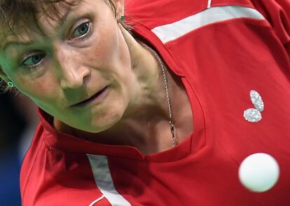 Viktoria Pavlovich (Belarus) fija sus ojos en la pelota durante la ronda femenina de clasificación individual de tenis de mesa, en Riocentro, durante los Juegos de Río 2016.