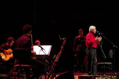 El músico, con camisa roja, durante la interpretación de una de sus canciones.