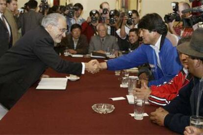 El presidente de Bolivia, Carlos Mesa (izquierda), y el líder indigenista Evo Morales se saludan el pasado jueves.