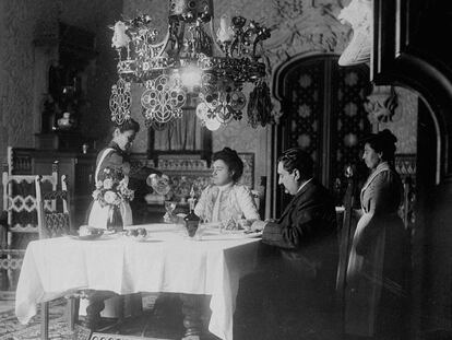 Antoni Amatller i la seva filla Teresa, a la Casa Amatller de Puig i Cadafalch, asseguts a la taula del menjador, abans peça cabdal d’una casa.
