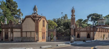 La monumental entrada que realizó Gaudí para la finca del conde Güell.