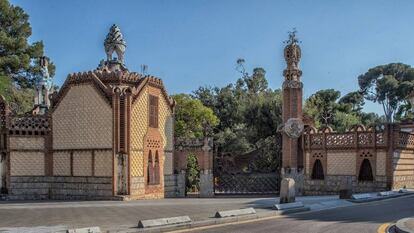 La monumental entrada que realizó Gaudí para la finca del conde Güell.