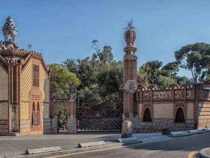 La monumental entrada que realizó Gaudí para la finca del conde Güell.