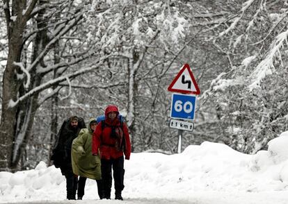 Las intensas nevadas de estos días impiden que los peregrinos realicen el Camino de Santiago por los lugares tradicionales, teniendo que hacerlo por la carretera N-135.