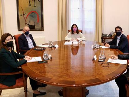 De izquierda a derecha, Rosana Morillo, directora general de Turismo de Baleares; Sebastian Ebel, director financiero de Riu; Francina Armengol, presidenta de Baleares; Iago Negueruela, consejero de Modelo Económico, Turismo y Trabajo de Baleares y Carmen Riu, consejera delegada de Riu Hotels.