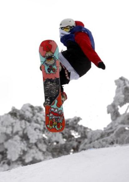 Uno de los participantes en el III Campeonato de saltos de esquí y 'snowboard' en Navacerrada.