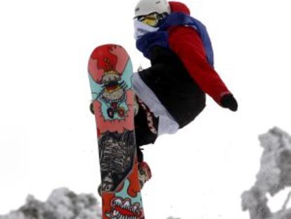 Uno de los participantes en el III Campeonato de saltos de esquí y 'snowboard' en Navacerrada.