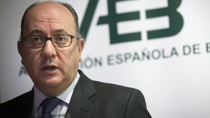 GRA131. MADRID, 14/04/2016.- El presidente de la patronal bancaria espa&ntilde;ola (AEB), Jos&eacute; Mar&iacute;a Rold&aacute;n, durante la presentaci&oacute;n de los resultados del sector en 2015, tras ganar 9.834 millones de euros en 2014, un 35% m&aacute;s, y expone los principales retos a los que se enfrentan las entidades. EFE/Luca Piergiovanni