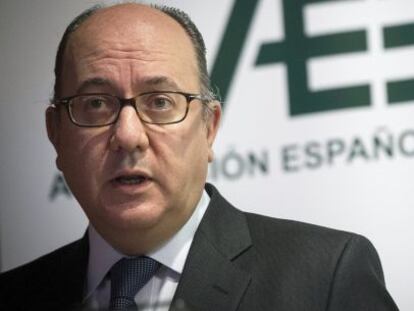 GRA131. MADRID, 14/04/2016.- El presidente de la patronal bancaria espa&ntilde;ola (AEB), Jos&eacute; Mar&iacute;a Rold&aacute;n, durante la presentaci&oacute;n de los resultados del sector en 2015, tras ganar 9.834 millones de euros en 2014, un 35% m&aacute;s, y expone los principales retos a los que se enfrentan las entidades. EFE/Luca Piergiovanni