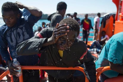 Un migrante rescatado de una patera se refresca mientras espera ser trasladado al puerto de Tarifa.
