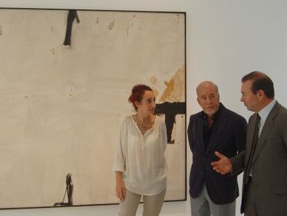 Los responsables del MACA ante la obra de Tàpies.