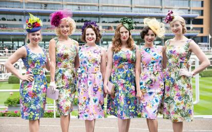 El grupo de las Tootsie Rollers también se encuentran en Ascot. Ellas, además de lucir el sombrero, también se han coordinado en el vestuario.