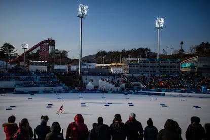 Un competidor se aproxima a la meta en los 15 km de la categoría esquí de fondo, en el Alpensia Cross-Country Centre, durante los Juegos Olímpicos de Invierno de Pyeongchang (Corea del Sur), el 16 de febrero de 2018.