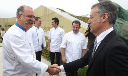 El lehendakari Iñigo Urkullu (d) saluda al cocinero Pedro Subijana. Al fondo, Martín Berasategui (d), Andoni Luis Aduriz, y Eneko Atxa (izda).