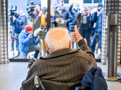 Un anciano tras ser vacunado contra el coronavirus, en Puurs (Bélgica).