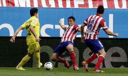 Joan Román se intenta marchar del Cebolla Rodríguez y de Koke.