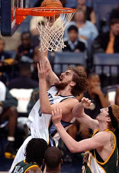 Pau Gasol encesta ante la mirada de Robert Swift.