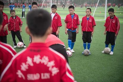 El plan de crecimiento tiene tres fases y al culminar esperan estar en la élite que hoy ocupan naciones como Brasil, Alemania, Italia o España. En la imagen, varios niños durante un entrenamiento en la escuela de artes marciales de Tagou, en Dengfeng (China).