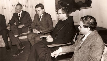 D’esquerra a dreta, Antoni M. Badia i Margarit, Max Cahner, Cassià M. Just i Jordi Pujol, durant una reunió.