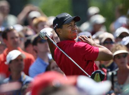 Tiger Woods, ayer tras dar un <i>drive.</i>