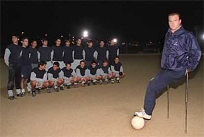 Eduardo Valcárcel posa junto a la plantilla del Rayo Majadahonda juvenil.