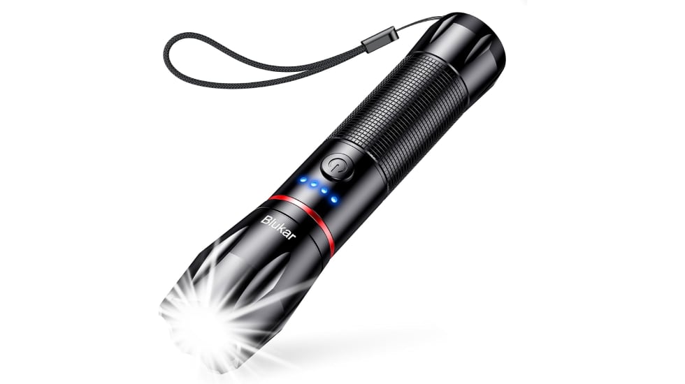 Linterna led impermeable con cinco modos de luz.