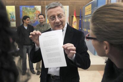 El ministro José Blanco muestra una propuesta de los controladores aéreos.