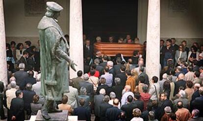 El féretro con los restos de Alfons Cucó dio tres vueltas al claustro de la Universidad de Valencia mientras un músico tocaba <i>El cant dels ocells</i>.