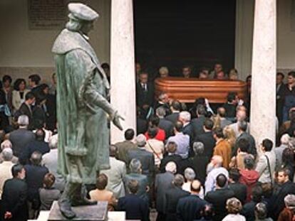 El féretro con los restos de Alfons Cucó dio tres vueltas al claustro de la Universidad de Valencia mientras un músico tocaba <i>El cant dels ocells</i>.