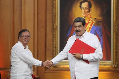 Petro y Maduro se dan la mano luego de la firma de declaración conjunta entre ambos mandatarios.
