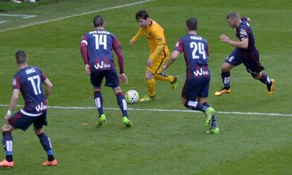 Lionel Messi es rodeado por los jugadores del Eibar.