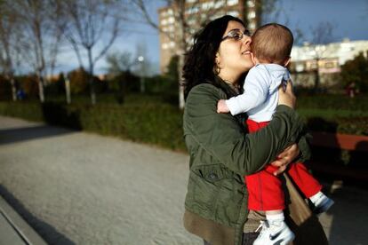 Rocío, con su hijo Víctor en brazos.