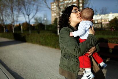 Roc&iacute;o, con su hijo V&iacute;ctor en brazos.