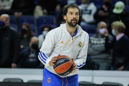 Sergio Llull calienta durante un partido de la Euroliga.