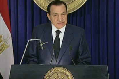 El presidente egipcio, Hosni Mubarak, durante su alocución televisada de este martes, en la que anunció que se mantendrá en el poder hasta las elecciones de septiembre.