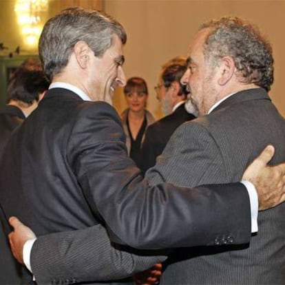 El presidente del grupo PRISA, Ignacio Polanco, saluda a Adolfo Suárez Illana.
