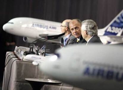 Thomas Enders, presidente de Airbus, entre John Leary y Tom Williams, directivos de la empresa, ayer en Toulouse.