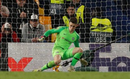 Kepa detiene su primer penalti de la tanda ante el Eintracht.