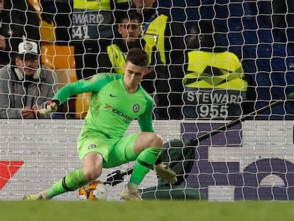 Kepa detiene su primer penalti de la tanda ante el Eintracht.