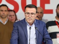 MÉRIDA, 21/12/2025.- El candidato socialista a la presidencia de la Junta de Extremadura Miguel Ángel Gallardo durante su comparecencia tras conocer los resultados electorales extremeños, hoy domingo en la sede del PSOE en Mérida. El PSOE ha conseguido 18 escaños. EFE/Jero Morales