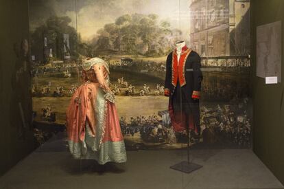 La primera sala de la exposición ofrece un contexto histórico de la época al incluir, entre otras cosas, retratos de personalidades y vestimentas del momento. En la fotografía, se observa la única casaca militar original del siglo XVIII conservada en España.
