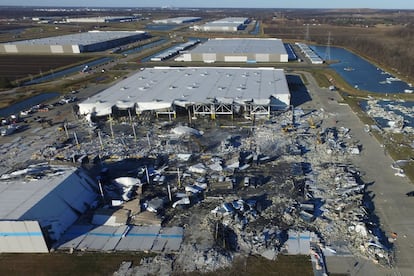 Danos causados ​​no centro de distribuição da Amazon em Edwardsville, Illinois. Para Biden, o que aconteceu na madrugada de sábado está intimamente ligado às mudanças climáticas. O aquecimento global faz com que os fenômenos meteorológicos sejam cada vez mais "mais intensos", disse o democrata.