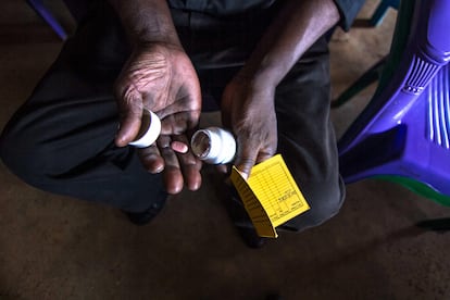 Un hombre toma su medicación para el VIH/sida, en Kenia