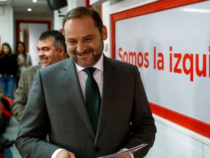 El Ministro de Fomento, José Luis Ábalos, durante la rueda de prensa tras la reunión de la ejecutiva federal del PSOE.