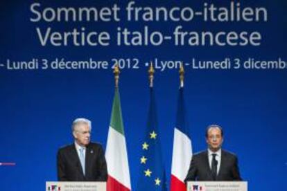 El presidente francés François Hollande (d) y el primer ministro italiano Mario Monti (i) se dirigen a los medios de comunicación tras un encuentro en la prefactura de Lyon, Francia hoy 3 de diciembre de 2012.