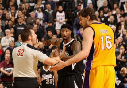 Gasol, junto a un árbitro y a DeMarcus.